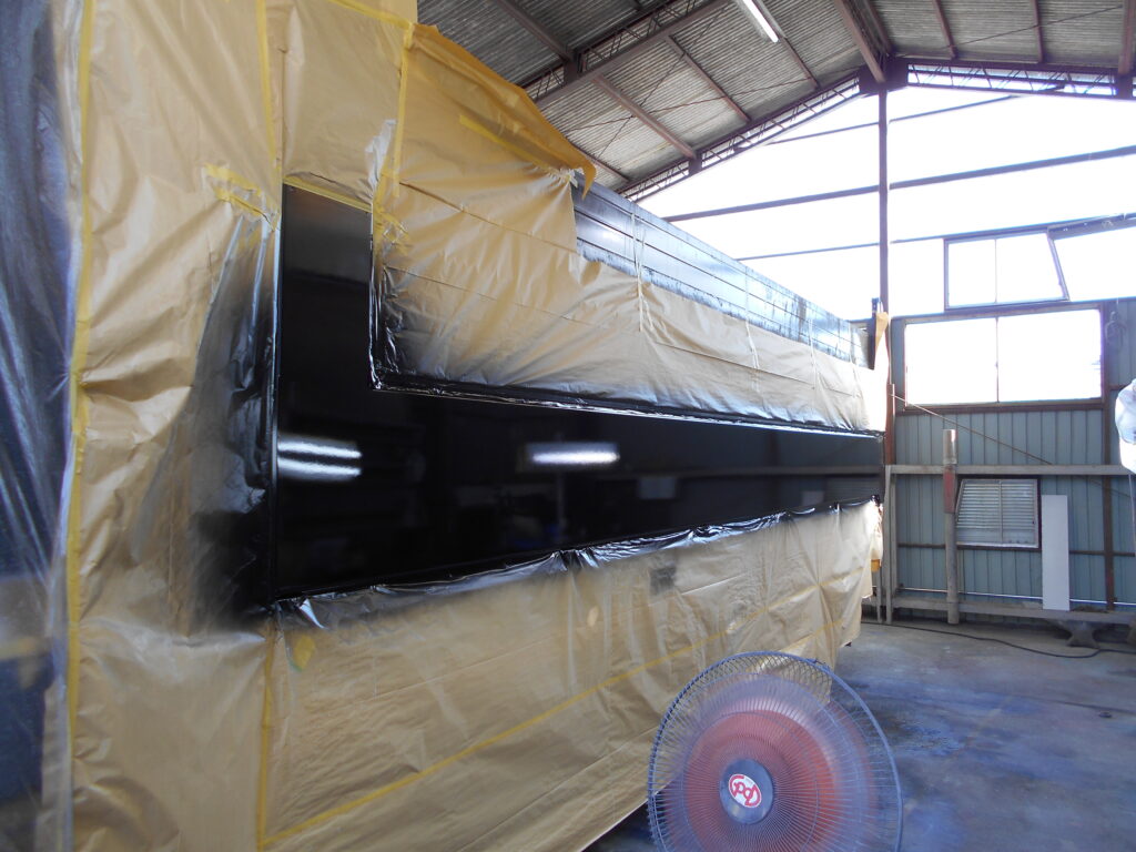 大型ダンプトラックの事故修理で荷台のサイド部分を板金塗装しました。型式はQKG-FV50