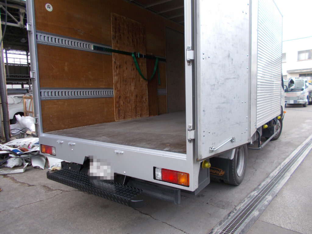 2t車のリヤフレーム事故修理