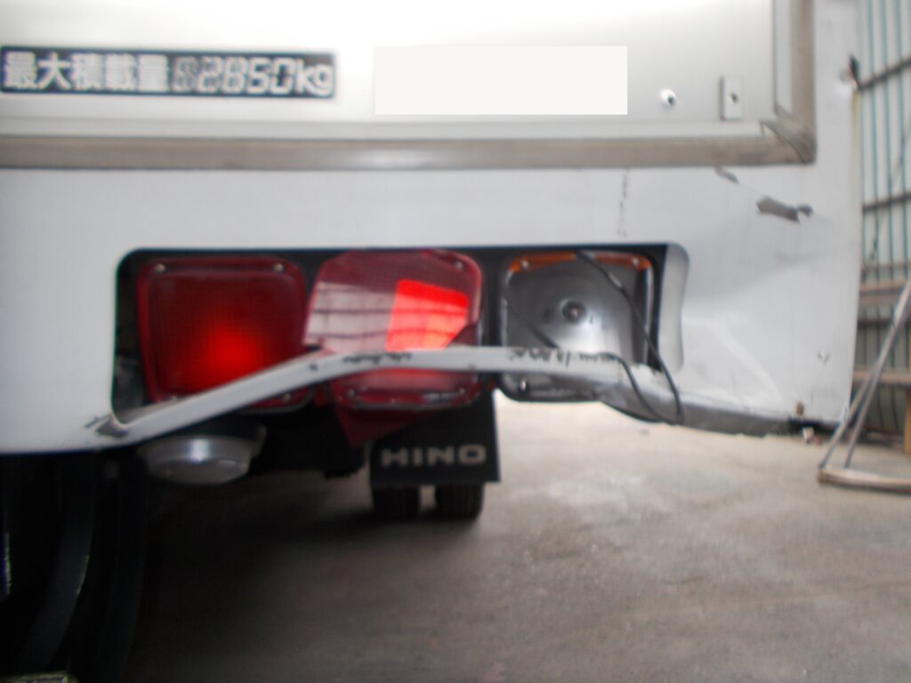 2t車の荷台部分でボデーのリヤ土台の事故修理です。