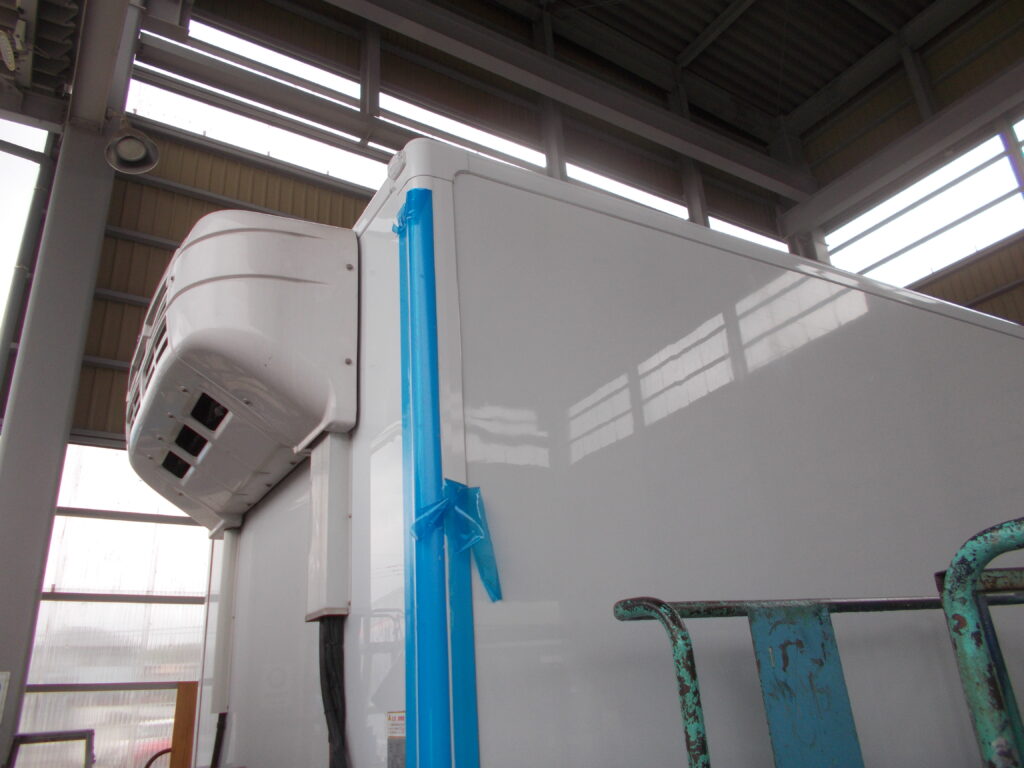 トプレック 東プレの冷凍車のボディのアルミパネルを修理しました。