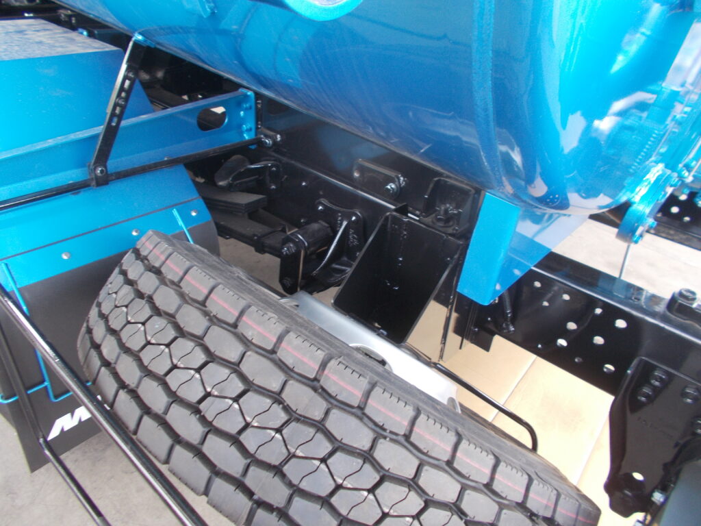 バキュームカー スペヤタイヤ取付