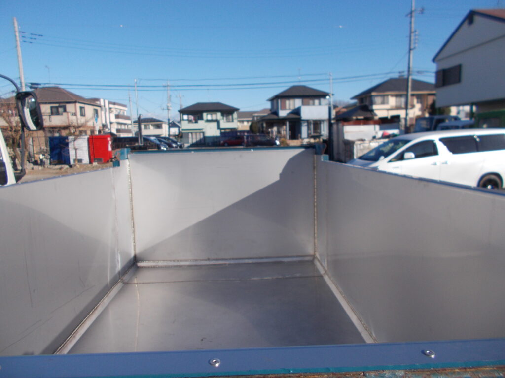 2t車の深ダンプで肥料運搬車にステンレスにて補強