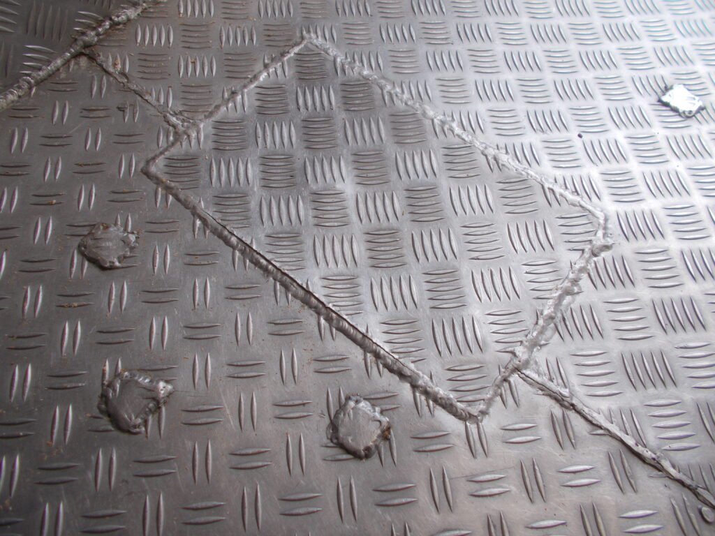 家畜運搬車 アルミ床板 溶接