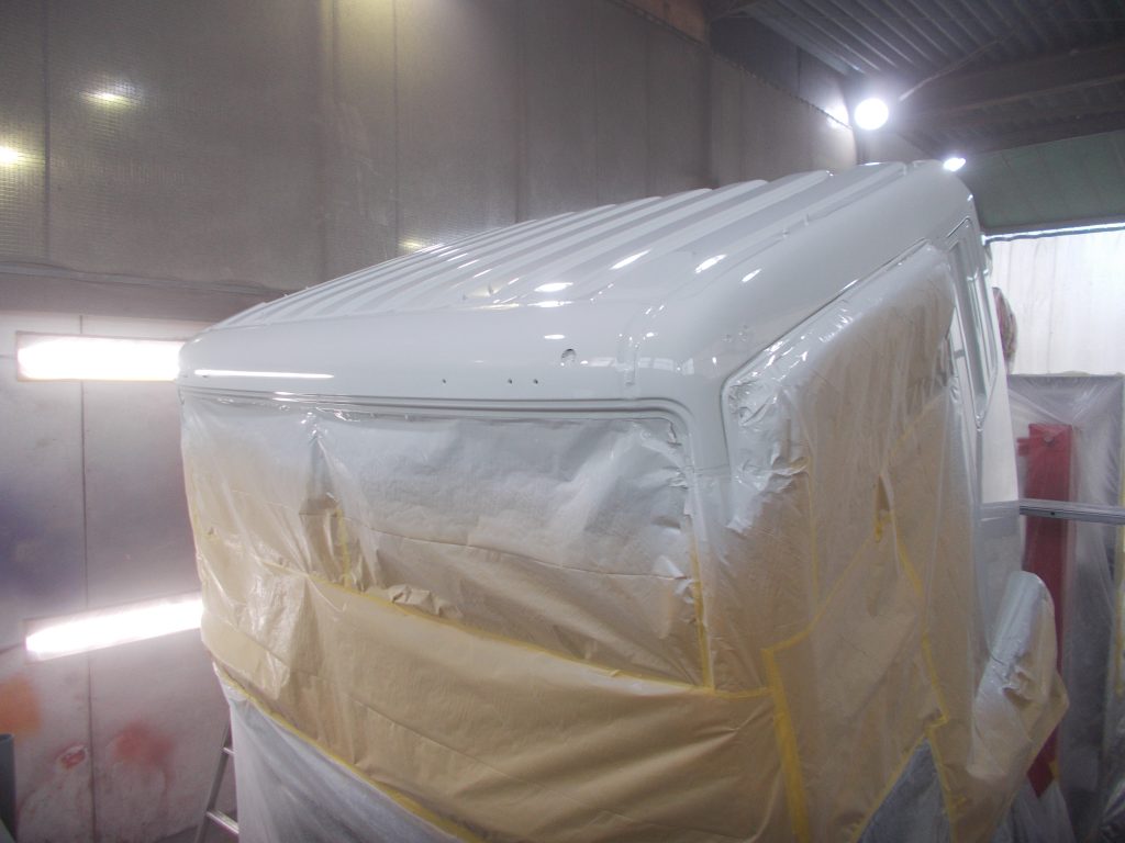 FUSO製のスーパーグレートトラックのキャブルーフパネル取替の板金修理です