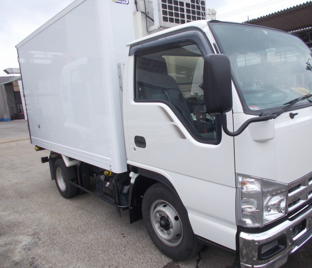 マツダ エルフ 東プレ(トプレック)冷凍車の右側のパネルを修理しました。