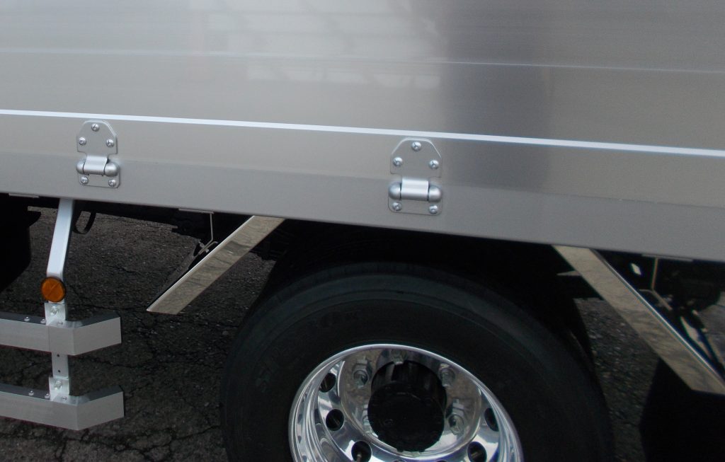 キャンバスウィング(幌ウィング)トラックのステンレスリヤフェンダーについて