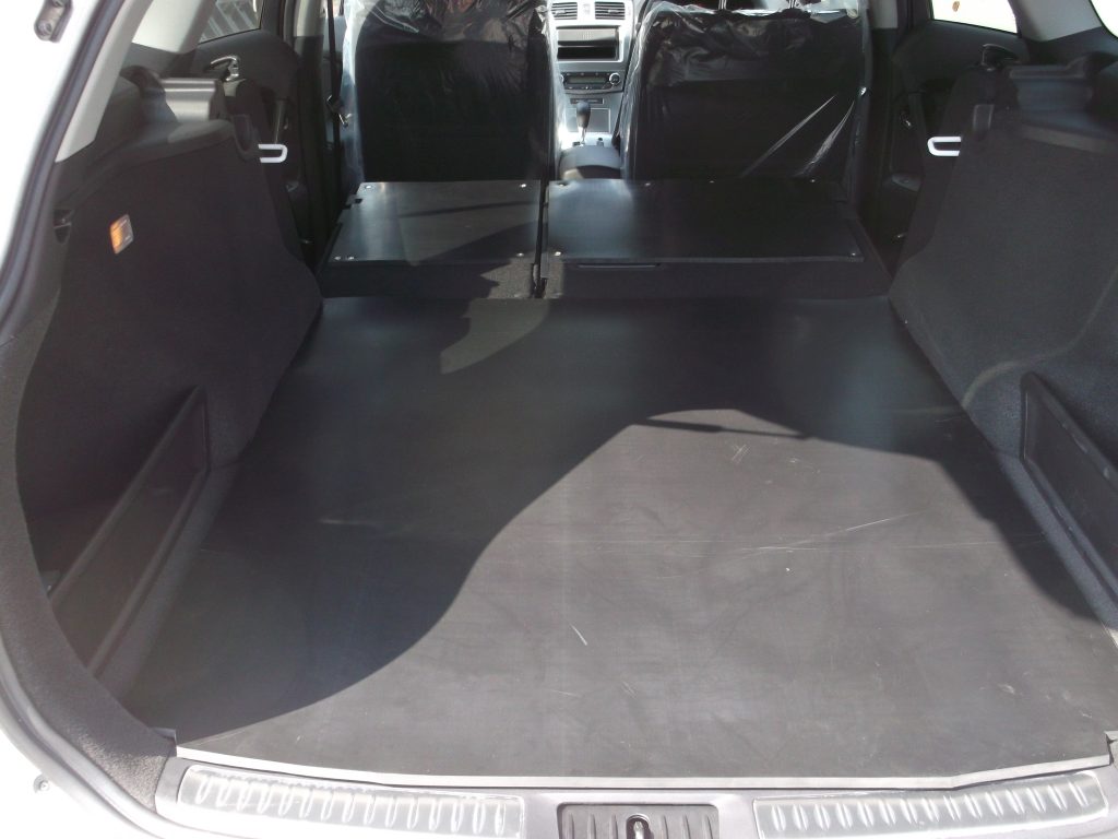 トヨタ製アベンシスの荷台部分、シートの背面にゴムの貼り付けを行いました。