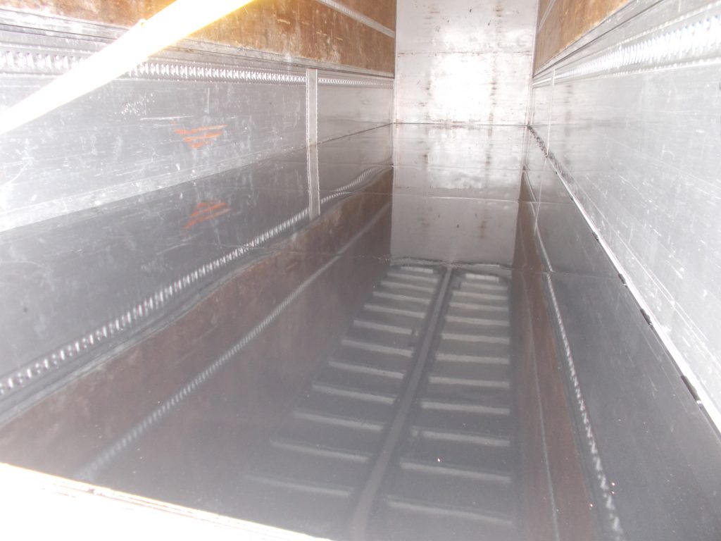 いすゞ製GIGAの大型ウィング車の荷台の床に鉄板を張る修理でした。特殊なものを運ぶための要望でした。