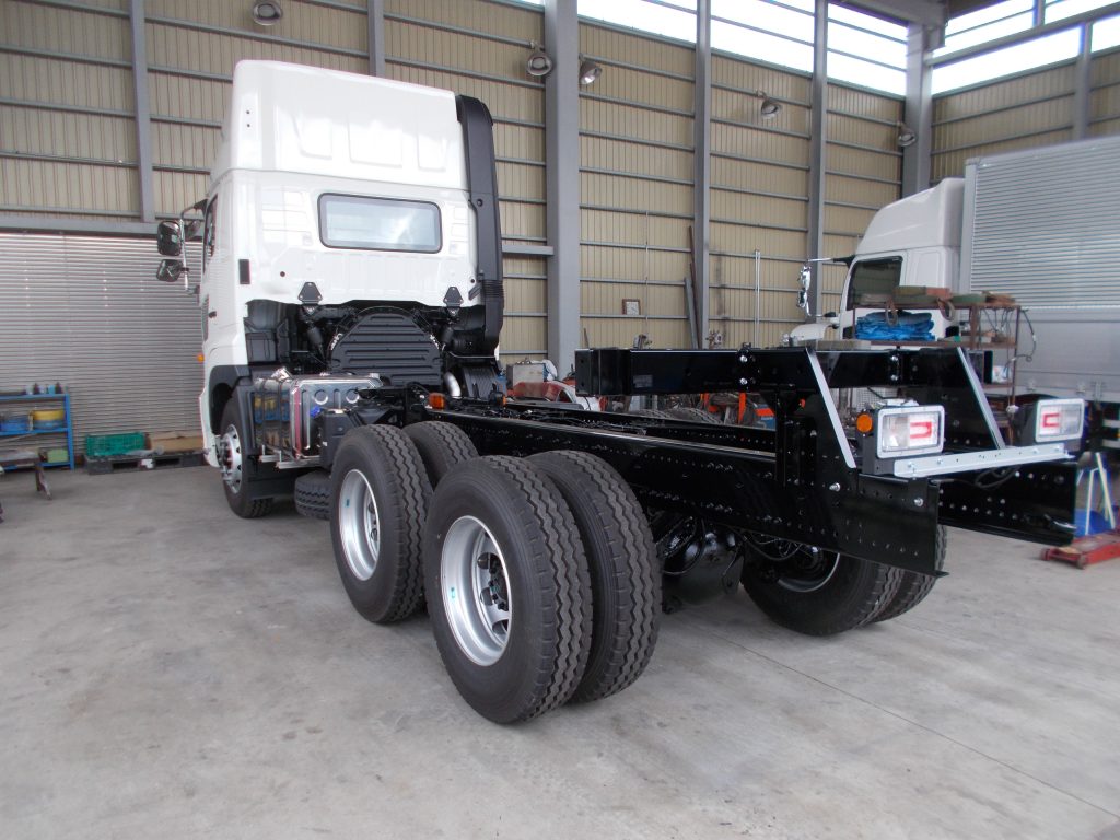 HINO製のプロフィア FS1EG ダンプ架装前 シャシフレーム塗装