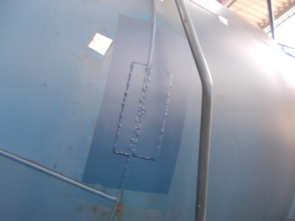 三菱ふそう、カヤバ製のコンクリートミキサー車ドラム部分の修理