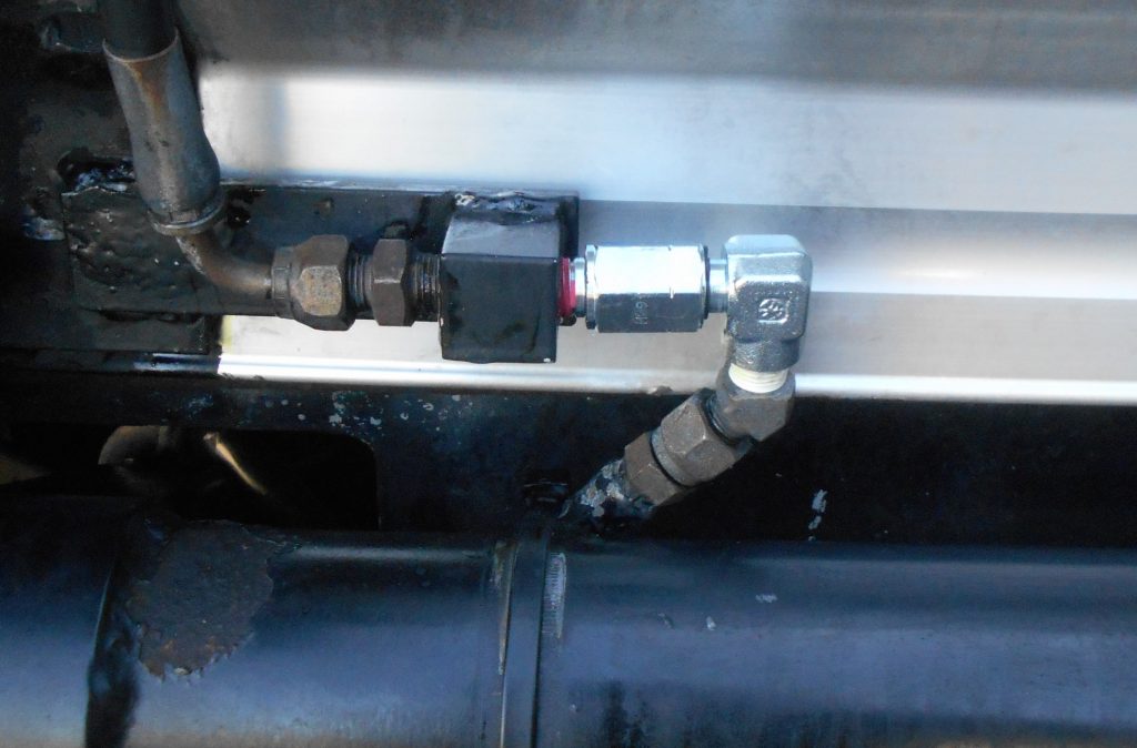 UDトラックス 日本フルハーフ製パワーゲートの油漏れ修理です。