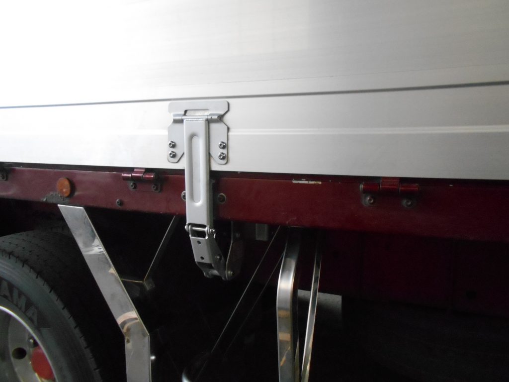 HINO(日野)の大型ウィングトラック車のアオリバランサー取替