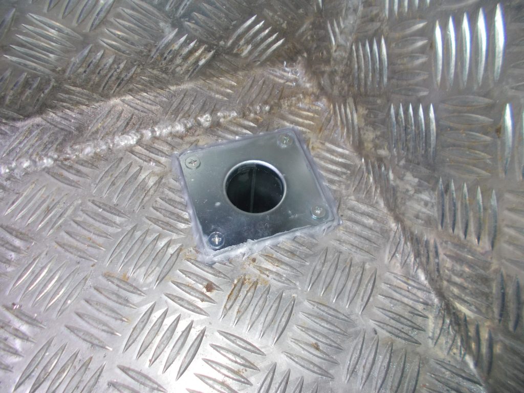 家畜運搬車トラックの水抜きの腐食修理とウィンチフック取付です。