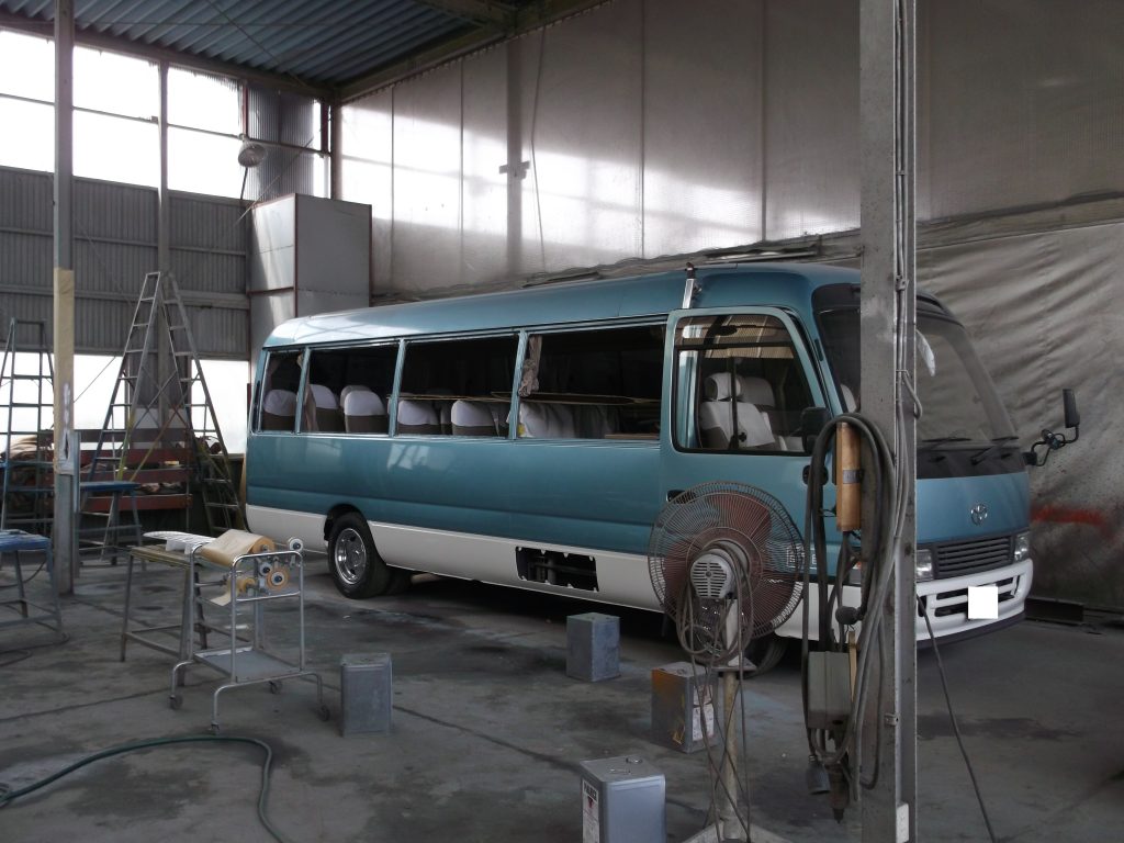 トヨタのバス、コースターの右側面パネルの交換作業