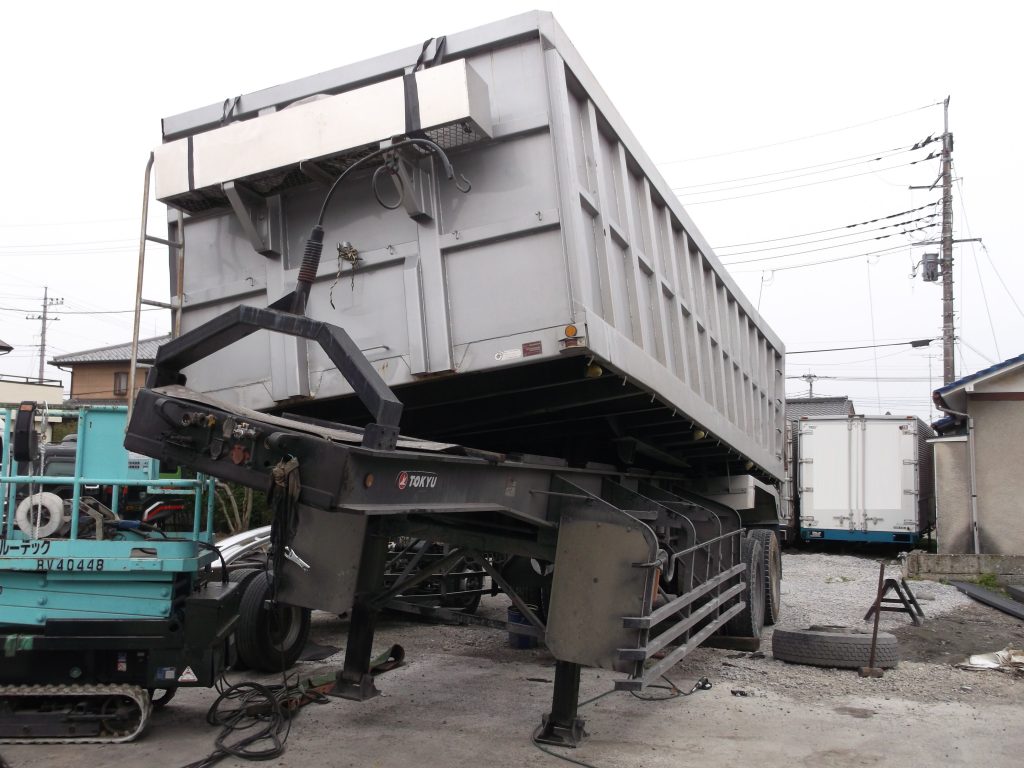 トレーラーダンプの事故修理です。横転事故のフレーム修理、ダンプの修理です。車はTOKYU車両(現東邦車輛)です
