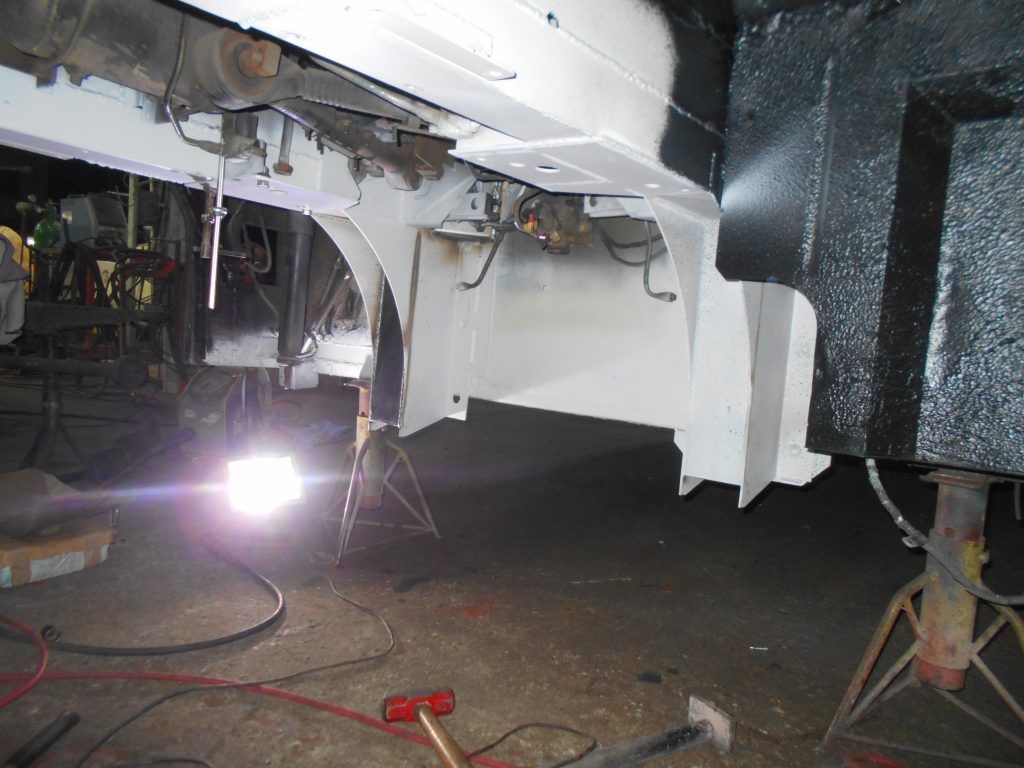 観光バスいすゞGALA(ガーラ)のリヤアクスルの損傷の為、骨格部分のフレーム修理と錆、腐食修理事例です。