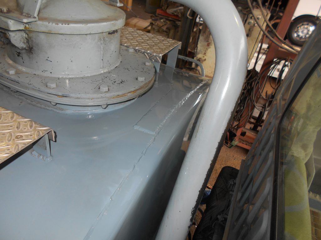 モリタエコノス製バキュームカーのタンクに穴腐食修理です。