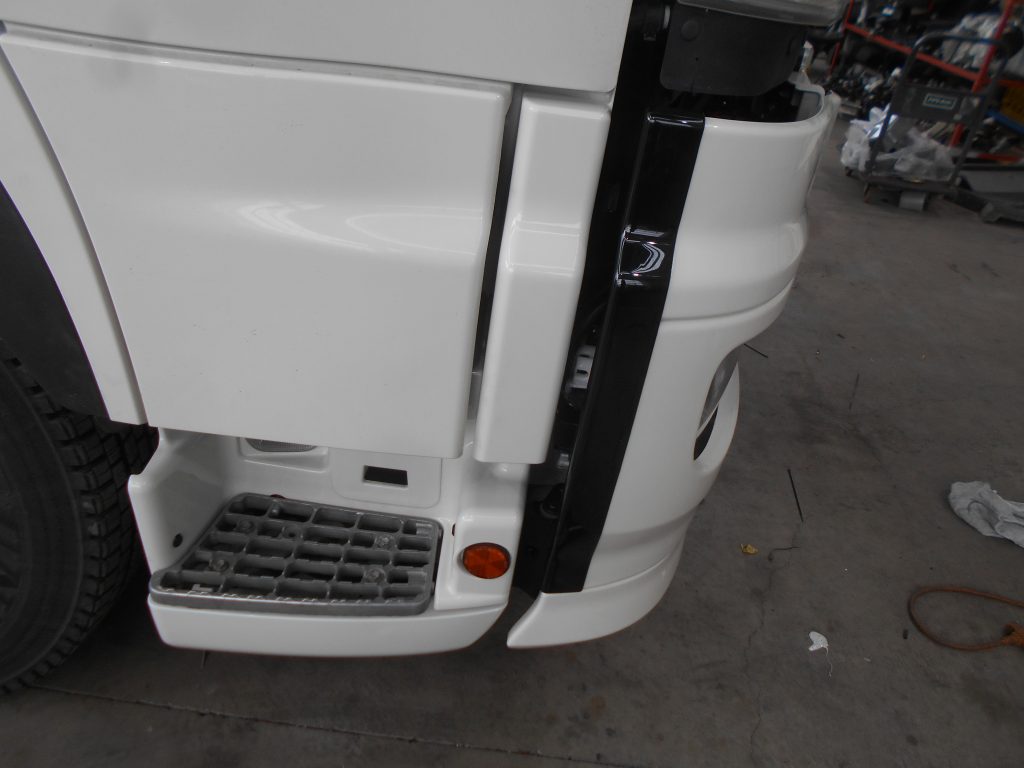 日野のプロフィア FR1フロント周りの事故修理車両です。