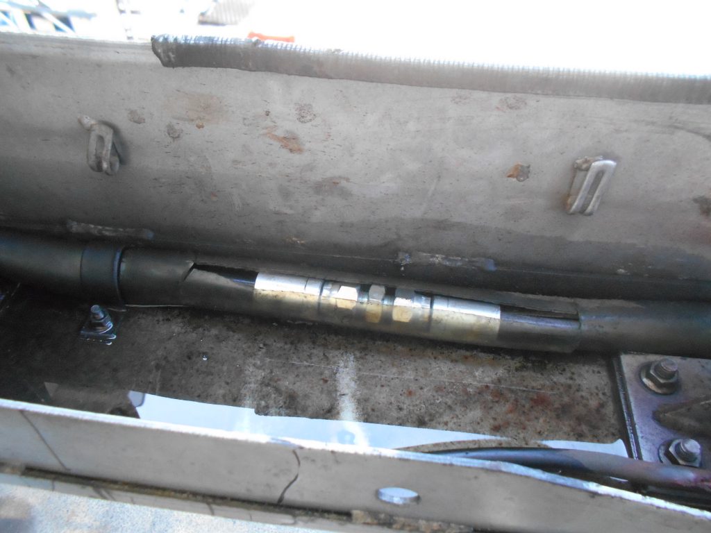 日野の4tレンジャープロのウィングが上がらないためウィングホースの修理を行いました。