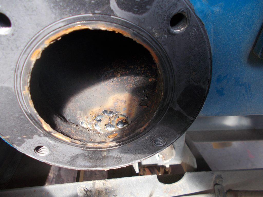 いすゞのモリタのバキュームカー(モリタエコノス)です。後部配管からの汚水漏れ