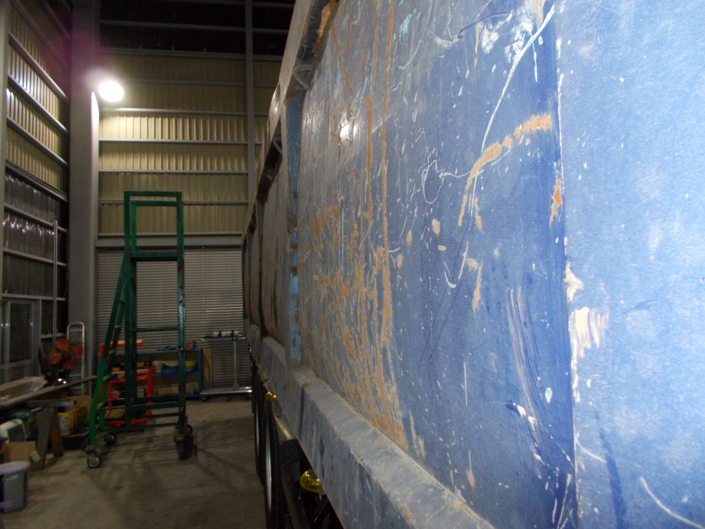 スーパーグレートのボディが膨らみ車検が通らない車両のボディ修理と車検整備