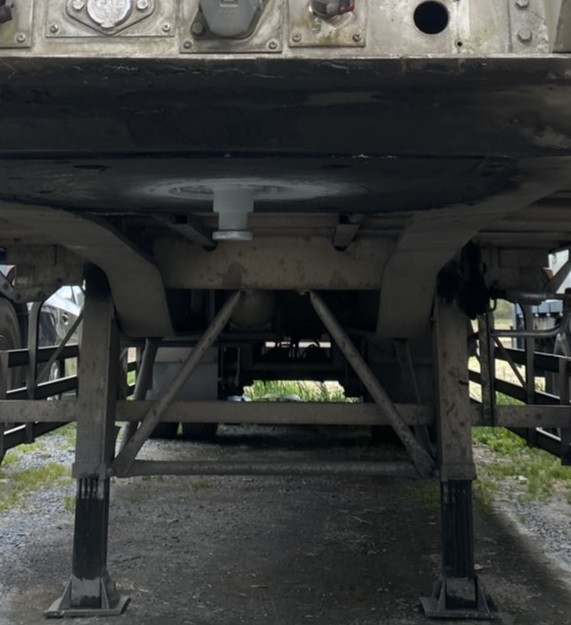 日本フルハーフのウィングトレーラーのキングピンが破損の出張修理です。