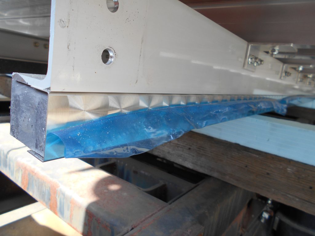 ファイターFK62架装、家畜運搬車の製作過程です。ボディの縦根太スペーサーにステンレス張り編