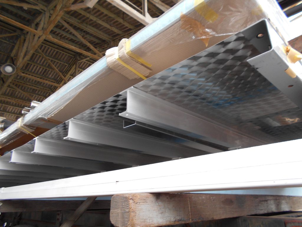 ファイターFK62のシャシに家畜運搬車の製作過程。ボデーの床板下面にステンレス張り編