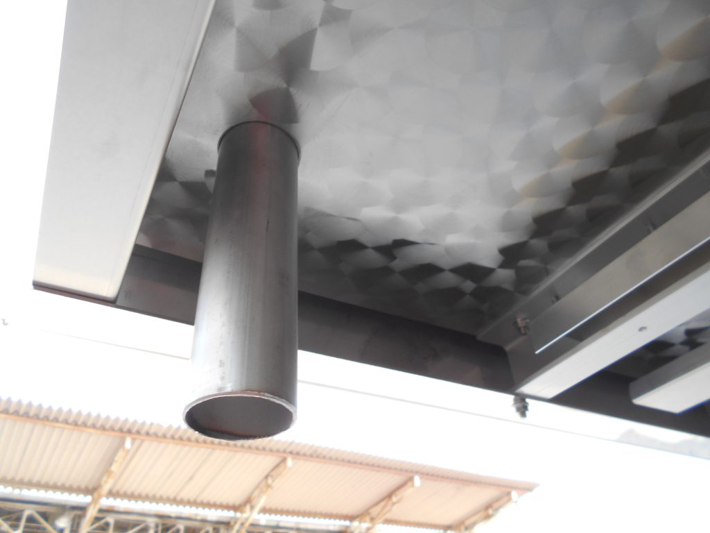 ファイターFK62のシャシに家畜運搬車の製作過程。ボデーのステンレス製の水抜き製作編