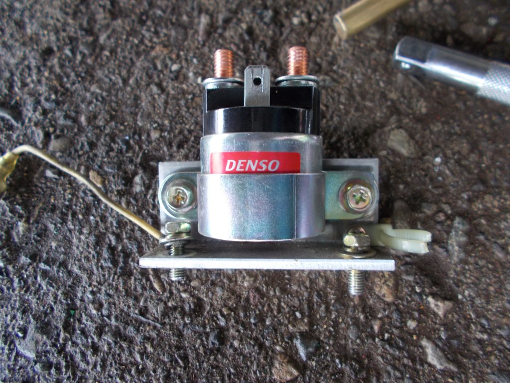 日野のシャシ 日本フルハーフ製ウィングが時々動かない車両の修理