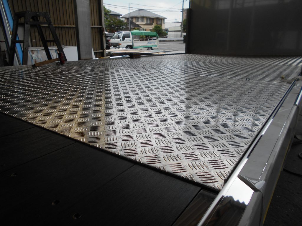 ファイターFK62のシャシに家畜運搬車の製作過程。ボデーアルミ縞板張り編