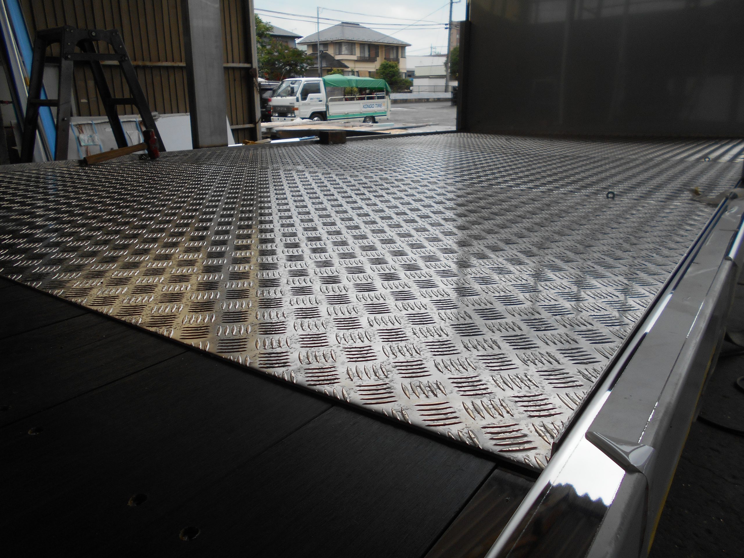 家畜運搬車　床　水抜き穴　アルミ　縞板