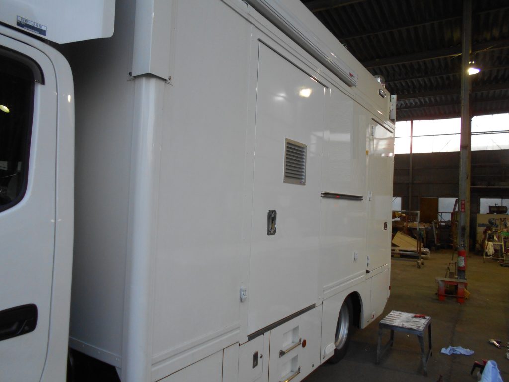 北村製作所製の移動電話車の入庫です。左側のスライド扉部分の修理でした。