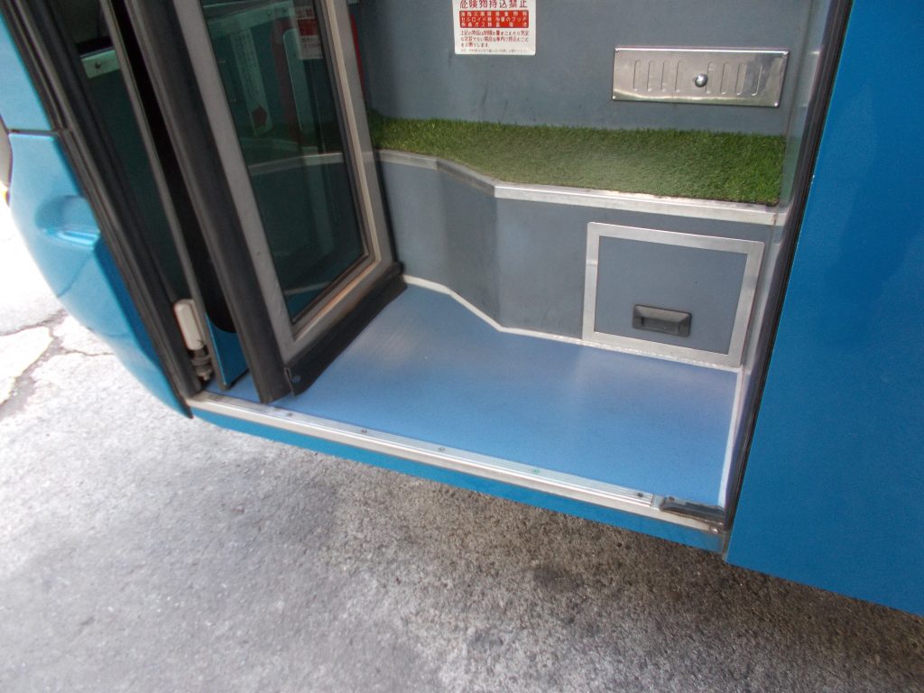 日野の大型バス セレガのステップ部分の修理