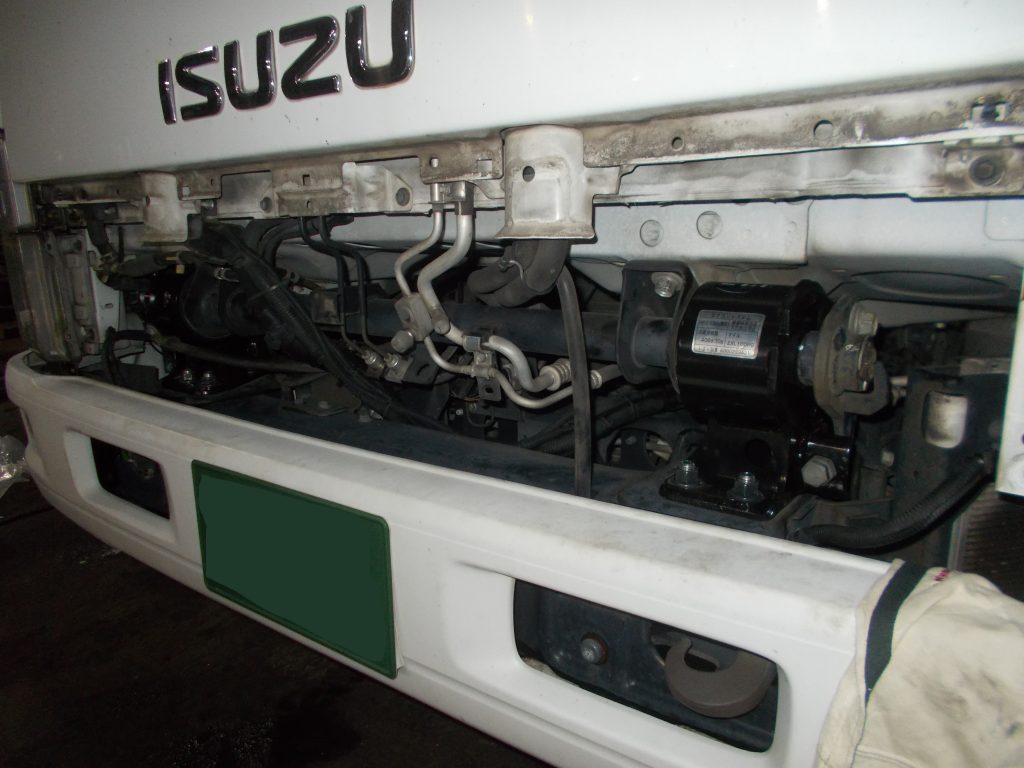 いすゞエルフのフロント部分より異音がするためキャブマウントブラケットの交換修理