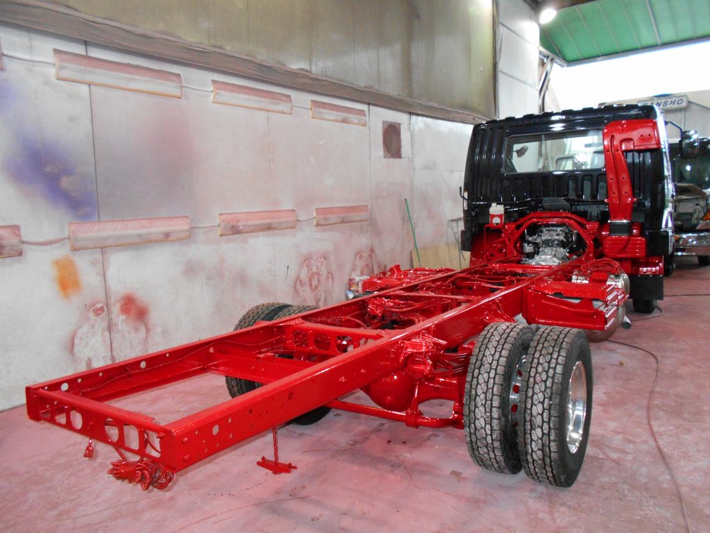 ファイターFK62のシャシに家畜運搬車の製作過程。下回りラメ塗装