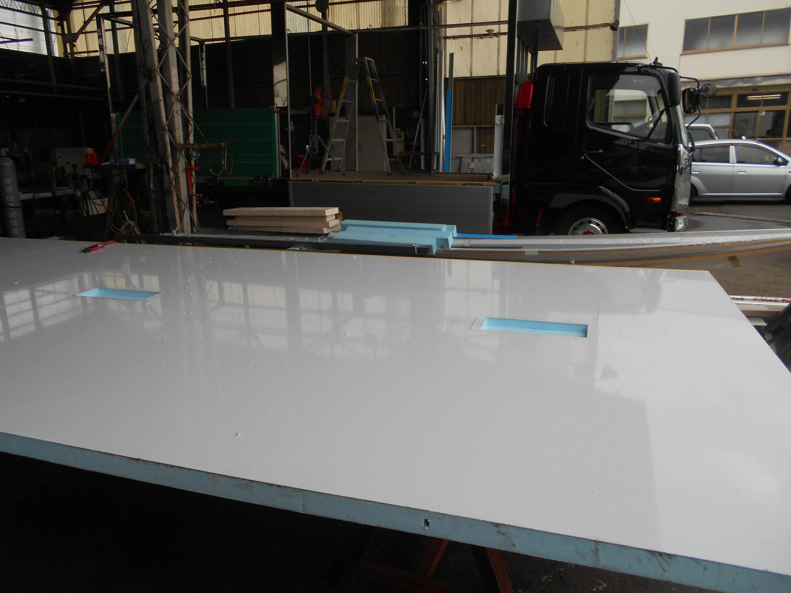 家畜運搬車　断熱パネル　ルーフパネル　サンドイッチパネル　製造　製作