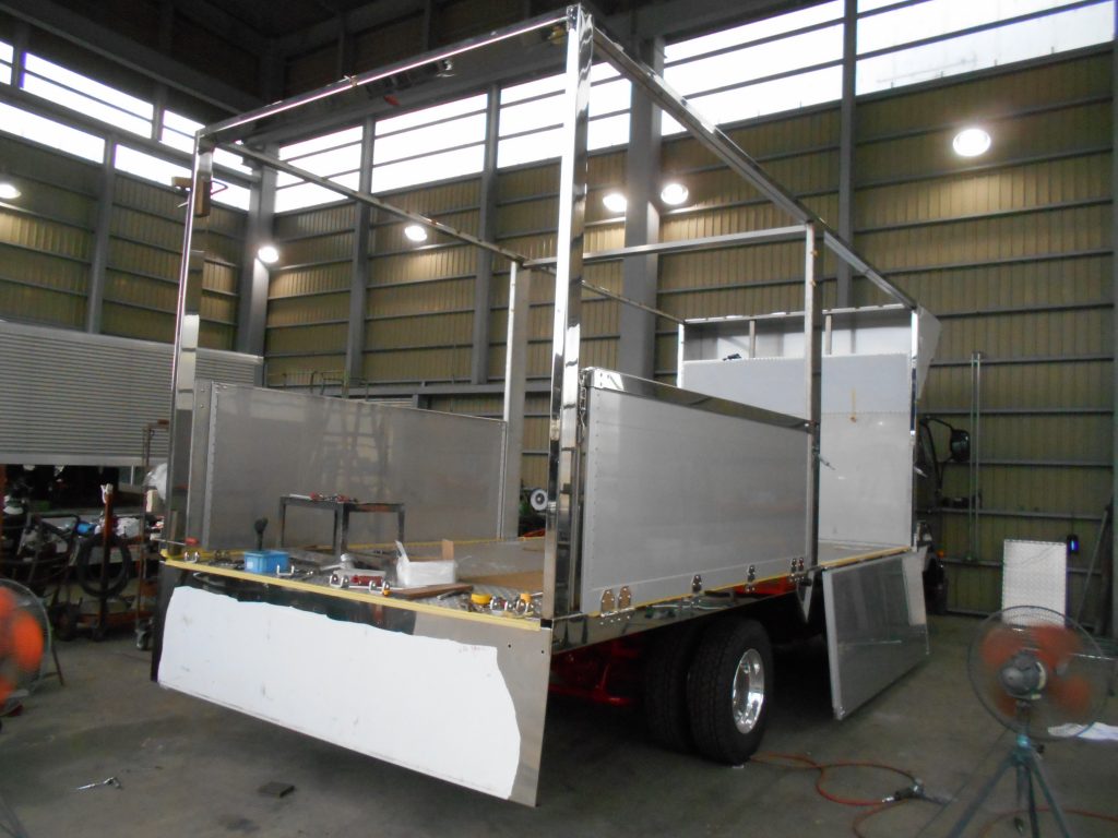 ファイターFK62のシャシに家畜運搬車の製作過程。リヤ門構製作立ち上げ