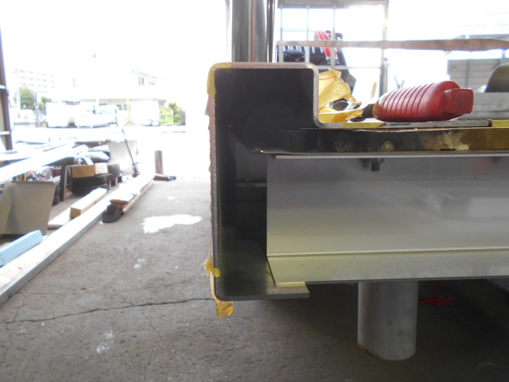 ファイターFK62のシャシに家畜運搬車の製作過程。土台枠加工