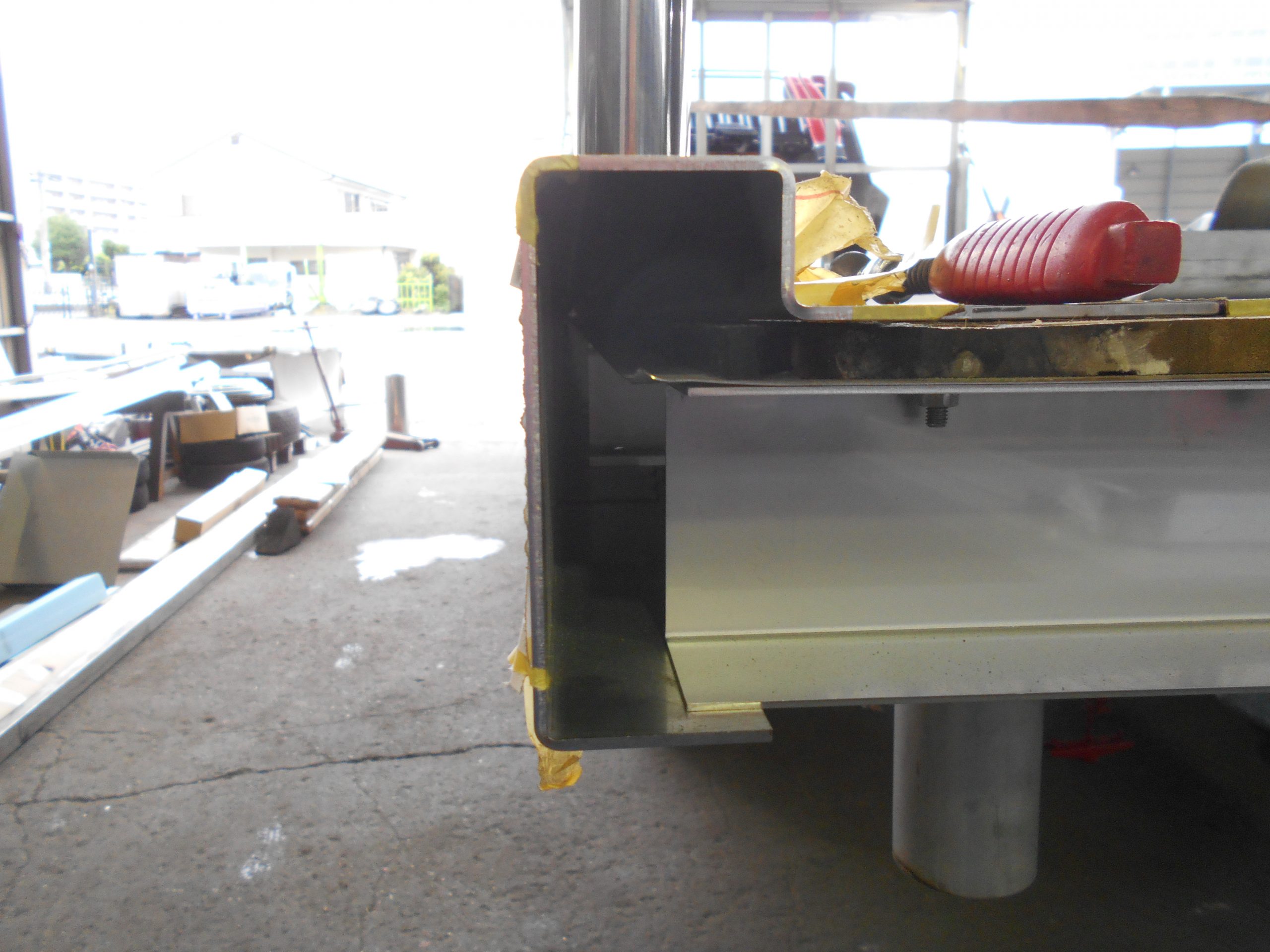 家畜運搬車　土台枠ステンレス加工　床面　溶接　Tig溶接