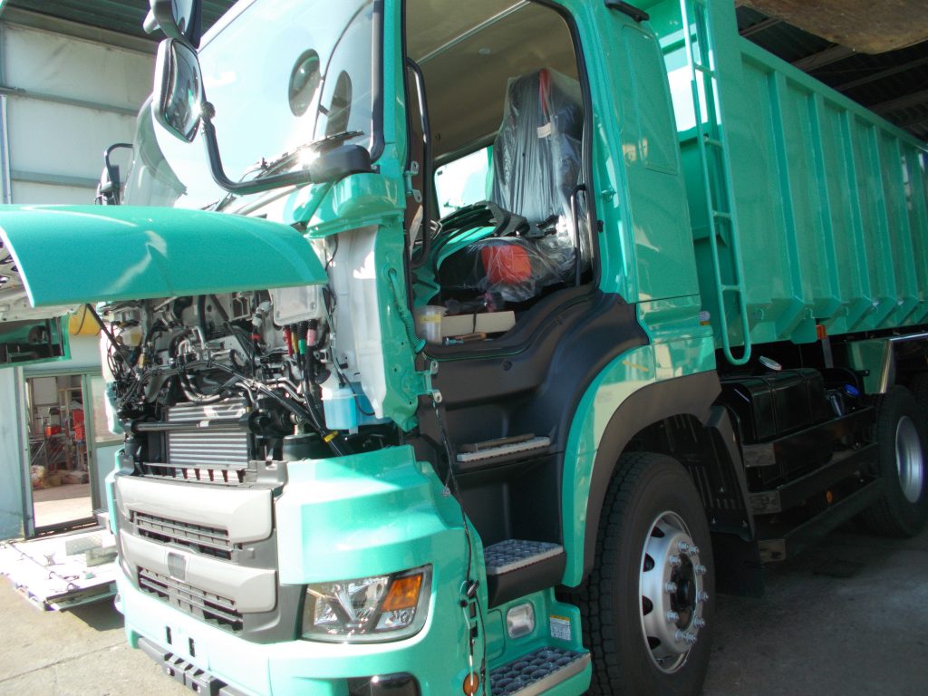 日野プロフィア ダンプの左ドアの取替(交換)で塗装無し納車