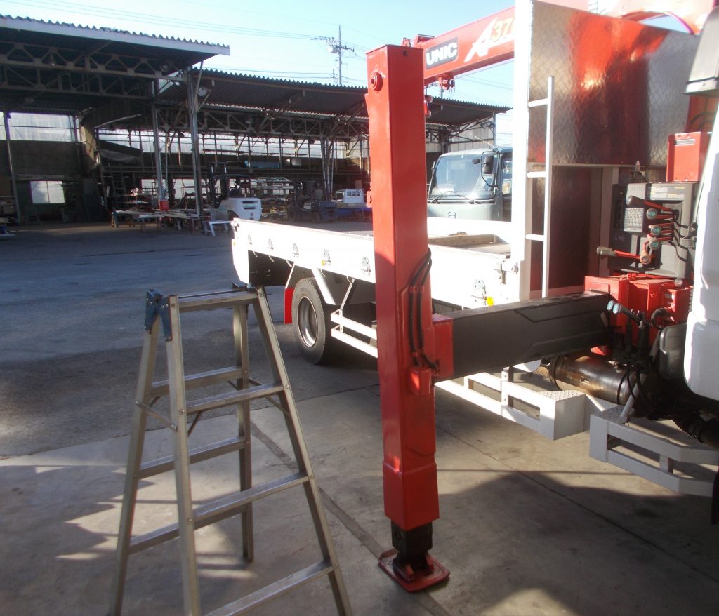 三菱 ファイターのUNIC(ユニック)アウトリガー油漏れ修理