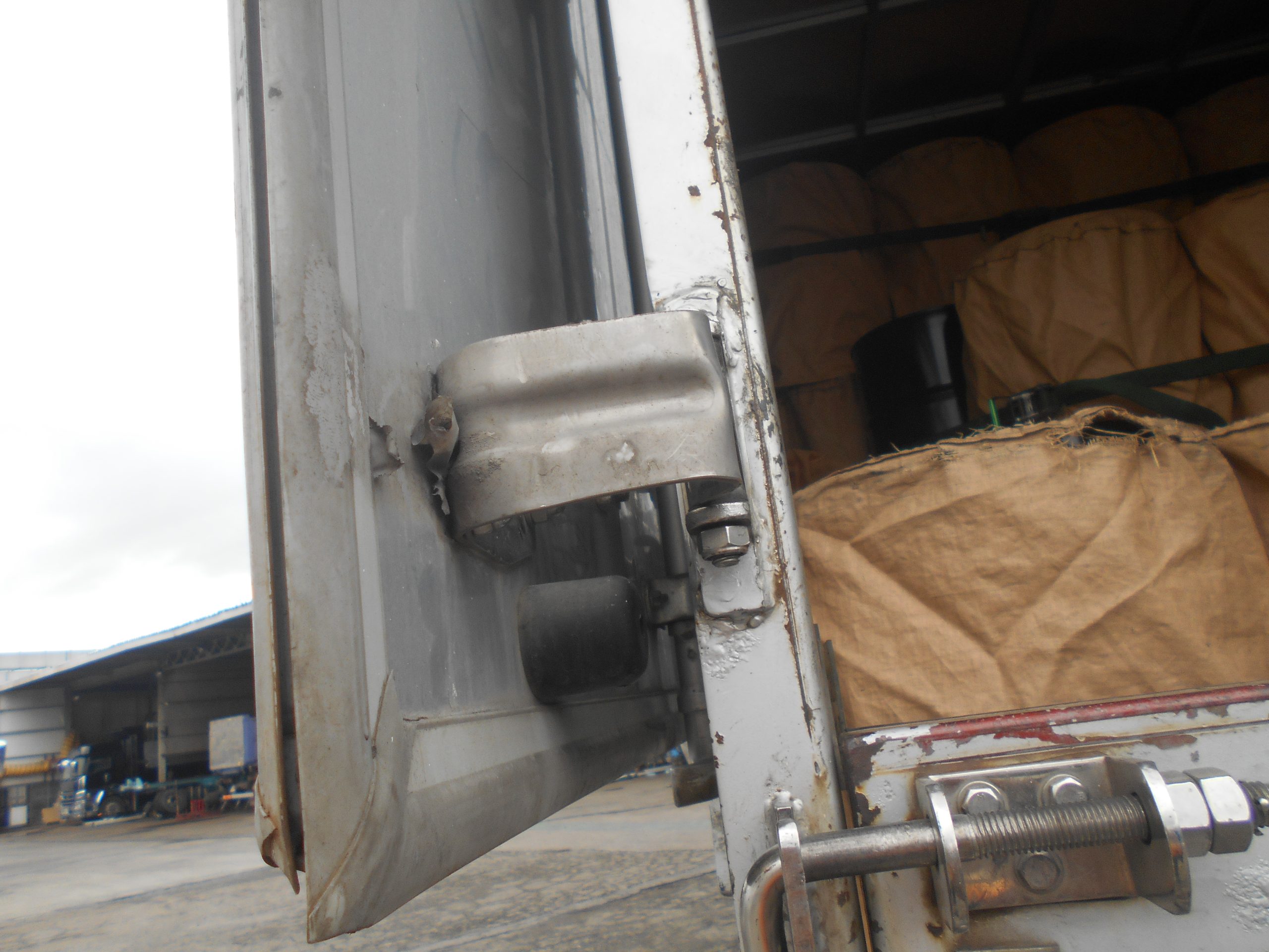 トラック修理　リヤトビラ　ウィング車　ロックロッド　丁番　ファイター　増トン車