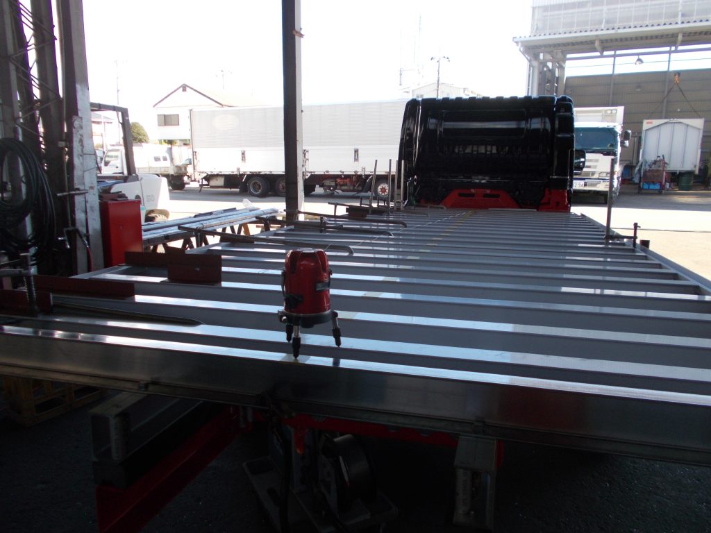 デュトロXZU720の3.5tシャシの家畜運搬車の製作過程。横根太加工