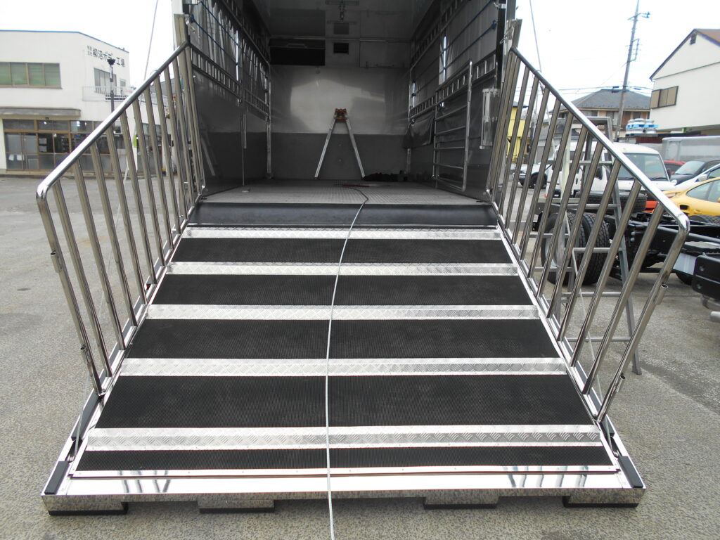 JA常陸 常陸農業協同組合様(茨城県常陸太田市)に家畜運搬車を納車いたしました。