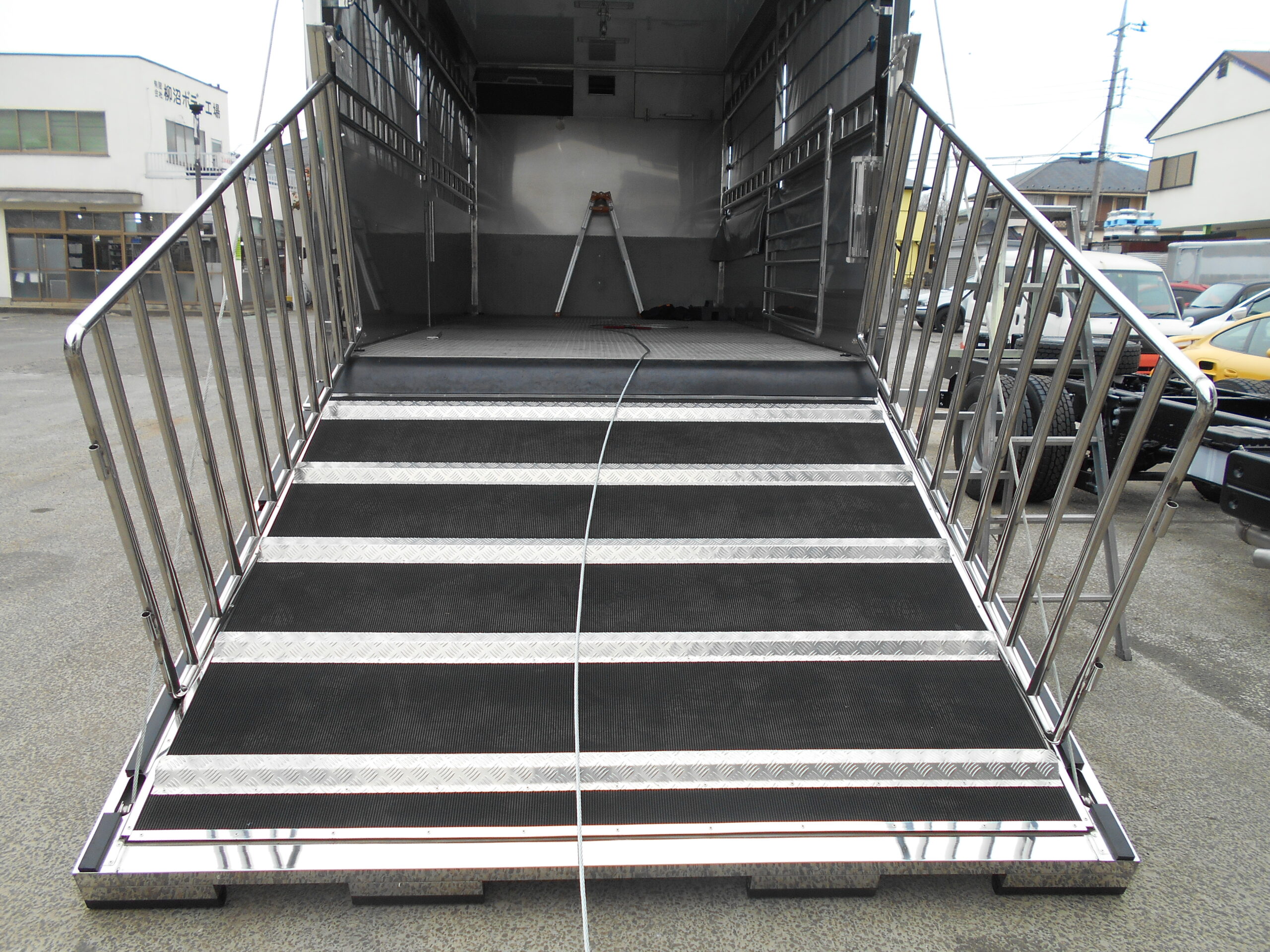 家畜運搬車　柳沼ボデー工場　畜産　新車　製造　牛　豚　養豚　家畜車