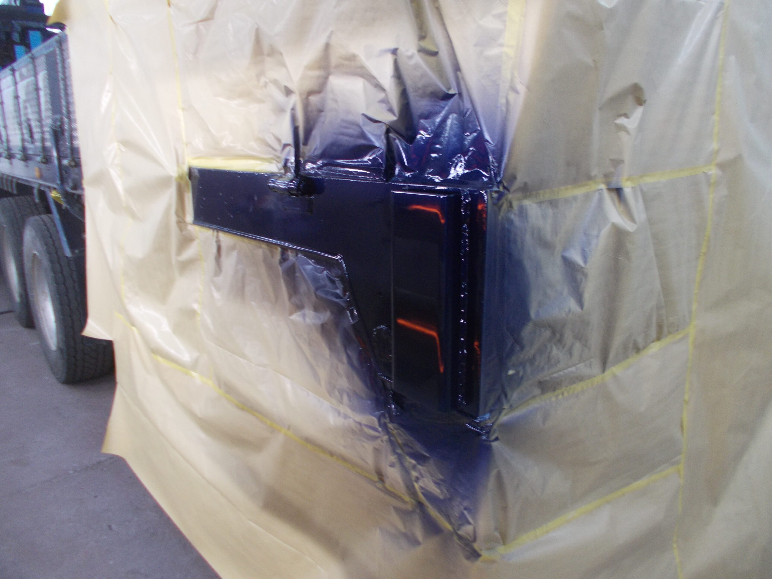 日野自動車 平ボデーの左後の修理依頼です。 日野自動車 平ボデーの左後の修理依頼です。