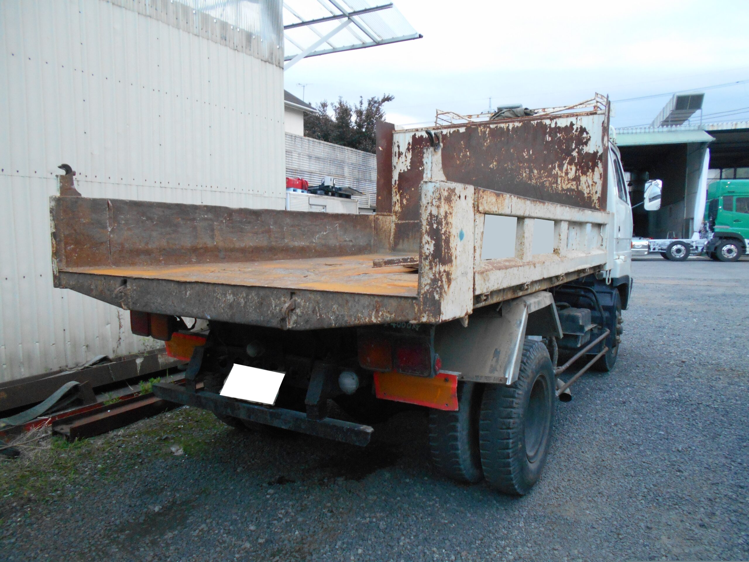 いすゞの2tダンプのリヤゲートの脱落修理依頼でした。 いすゞの2tダンプのリヤゲートの脱落修理依頼でした。