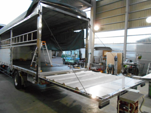 農事組合法人大進農場様の家畜運搬車(牛)のゲート取り替えの修理依頼➁ 農事組合法人大進農場様の家畜運搬車(牛)のゲート取り替えの修理依頼➁