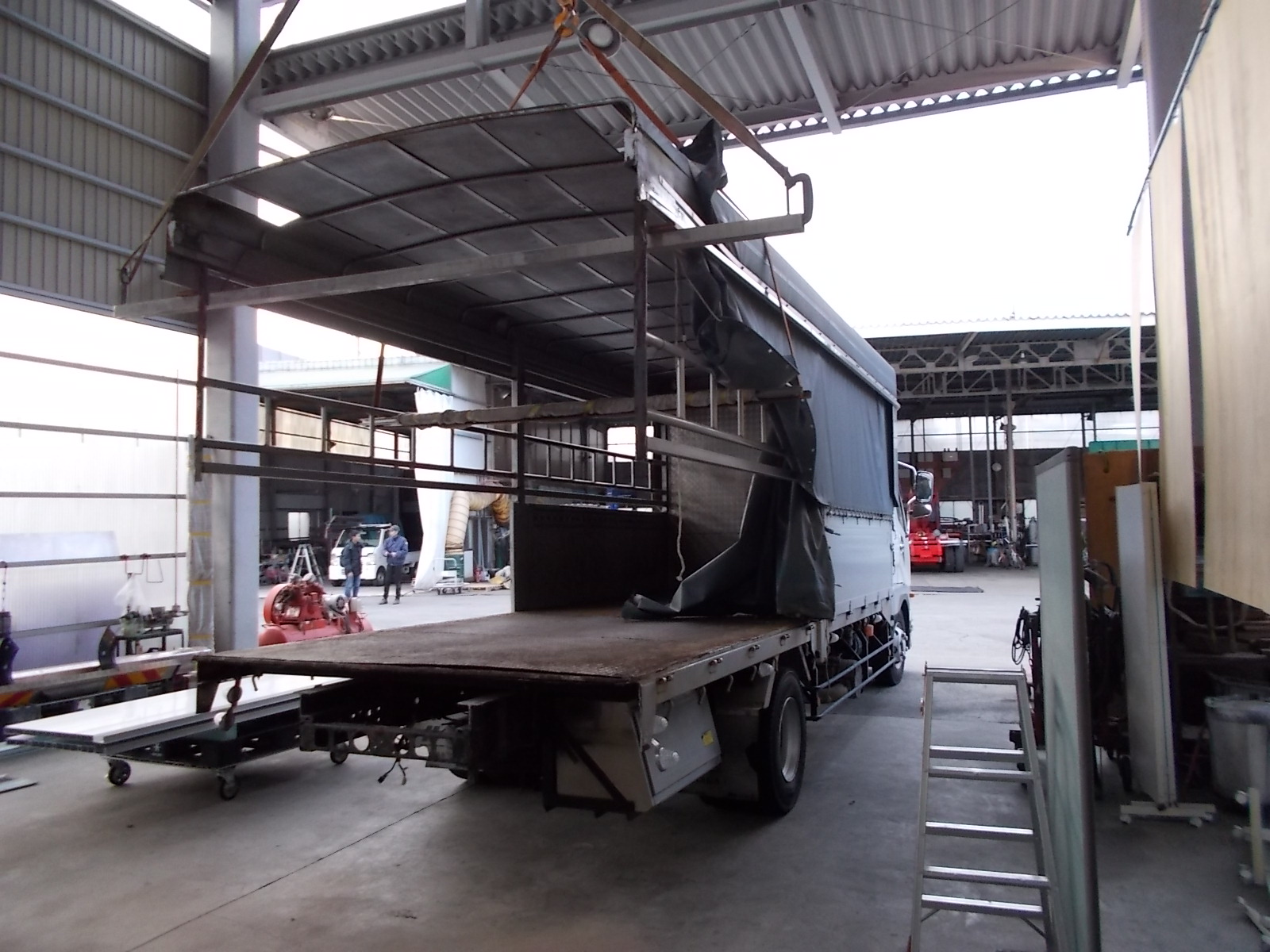 農事組合法人大進農場様の家畜運搬車(牛)のゲート取り替えの修理依頼➀ 農事組合法人大進農場様の家畜運搬車(牛)のゲート取り替えの修理依頼➀